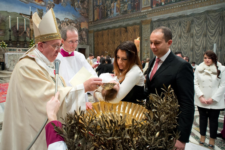 Eine Taufe durch Papst Franziskus in der Sixtinischen Kapelle