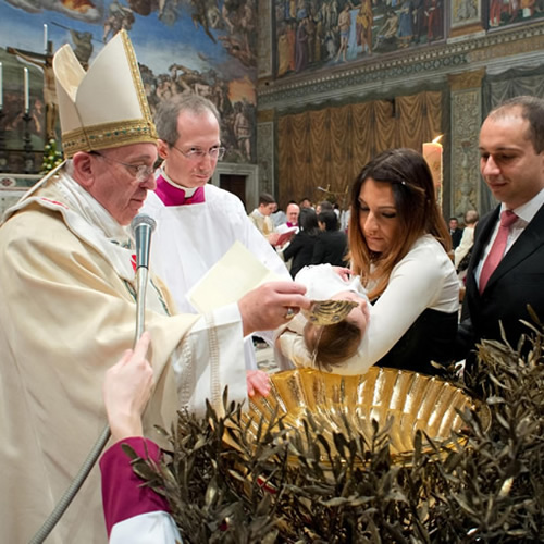 Eine Taufe, die von Papst Franziskus in der Sixtinischen Kapelle gefeiert wird